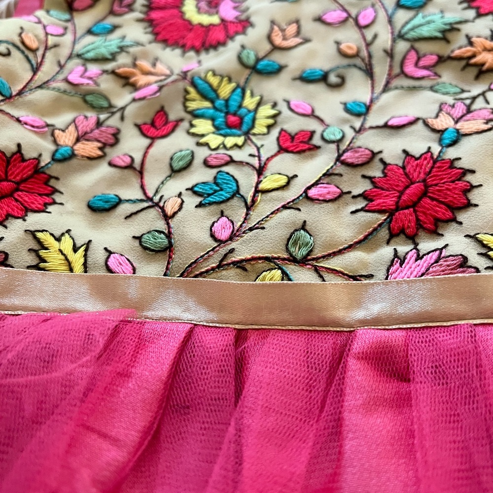 Beautiful like new sleeveless dress 2-3 years❤️